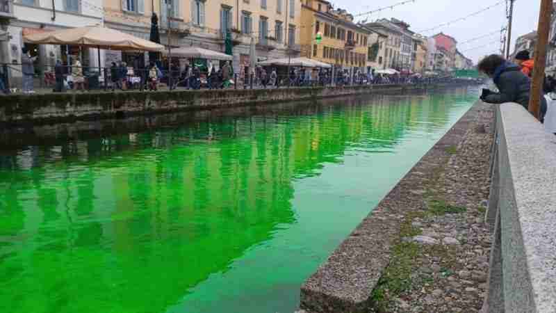 Attivisti di Extincion Rebellion tingono di verde i fiumi italiani: protesta per il fallimento della Cop28