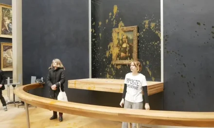 Attivisti ambientalisti hanno versato zuppa sul vetro protettivo della Gioconda al Louvre