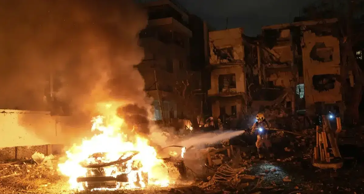 Iran-Usa, tregua già in crisi: Hormuz di nuovo sotto pressione e minacce di Trump